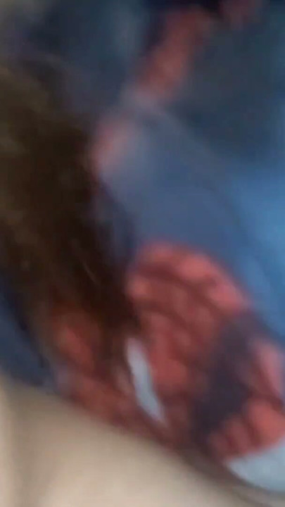 Mi novia me pide que la ayude con los deberes, entro en su habitación y no puedo aguantar las ganas de follarla, así que me corro… | Clip 3