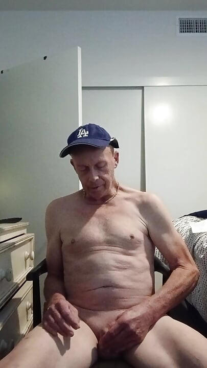 Kenneth Campbell tuvo una paja para exponerse en línea. Su pequeña polla