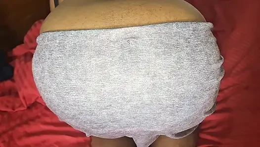 Tante seksi asia yang kaget mergokin suaminya lagi asik main sendirian