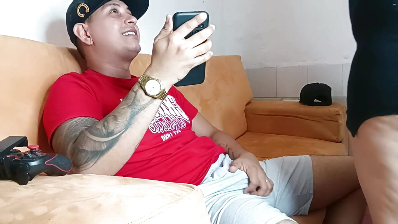 Intru în sufrageria mea și îl văd pe iubitul mamei mele vitrege masturbându-se