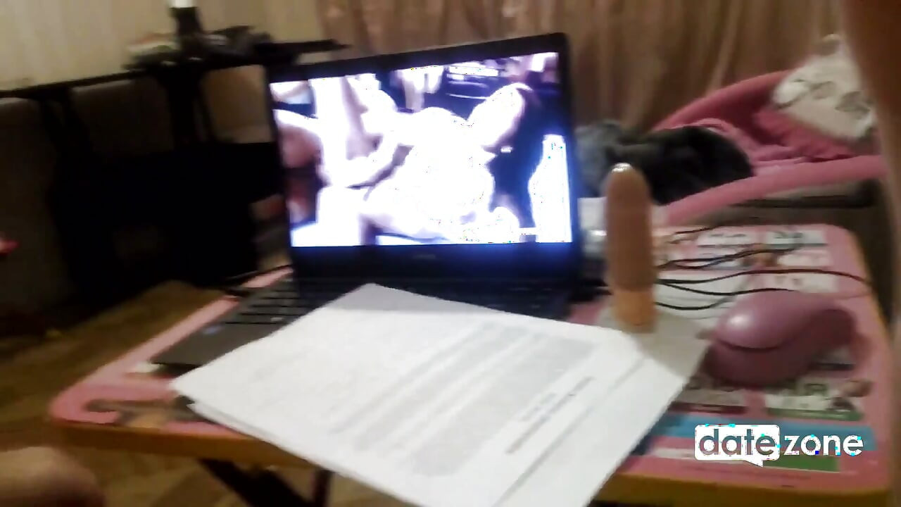 남편이 핥고 보지를 따먹게 하는 게으른 마누라