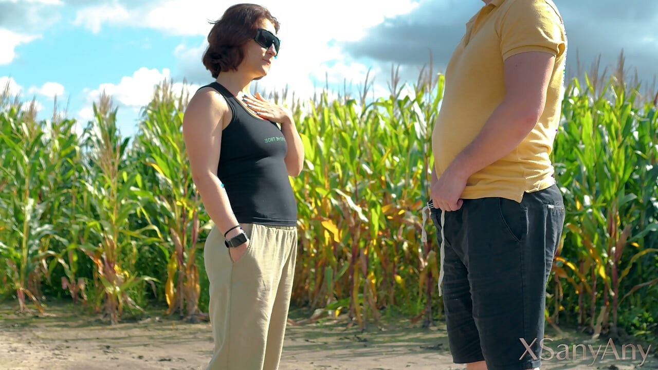 Outdoor Stranger Encounter: Petite MILF Cornfield Standing Sex & Cum on Ass