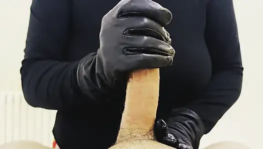 Sestraw dengan sarung tangan
