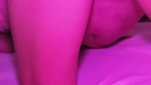 Cewek sange ini lagi asik muasin lubang pantatnya pakai mainan seks baru - solo anal