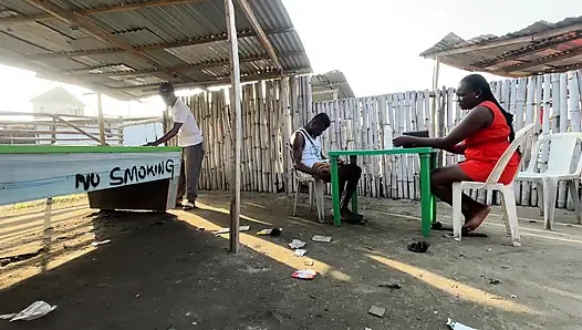 Seine freundin sucht nach einem anderen mann, der sie so sehr ficken wird