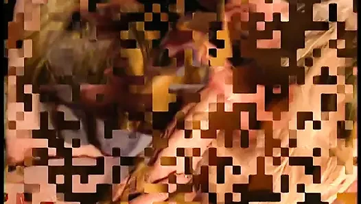 Lateksli edepsiz fahişeler büyük salon sahipleriyle yerde sikişiyor ve grup seks yapıyor