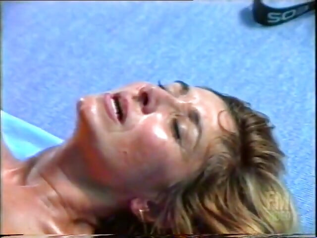 Pasangan matang berkongkek di luar selepas melancap kaki