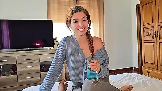 Sein stiefvater behält vor seiner stieftochter ein geheimnis für einen intensiven fick. Amateur!!