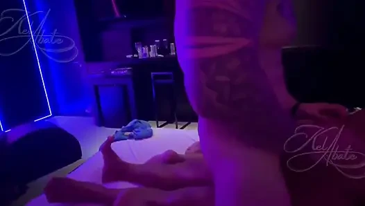 Kami membawa istri cuckold ke motel dan menidurinya dengan segala cara, kami menempatkan dua kontol di memeknya dan merekamnya untuk mengirimnya ke dia!