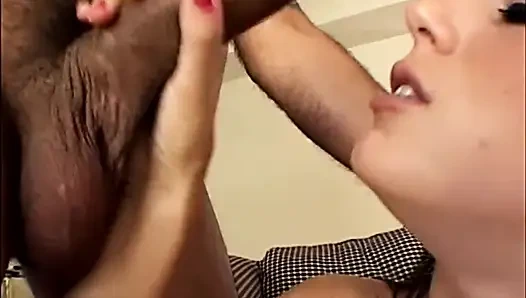 Schöne schlampe mit dicken titten schluckt das ganze sperma von zwei großen schwänzen