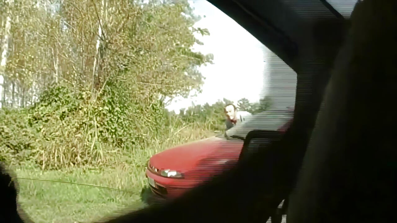 Ela termina com o namorado e depois vai no carro com um estranho