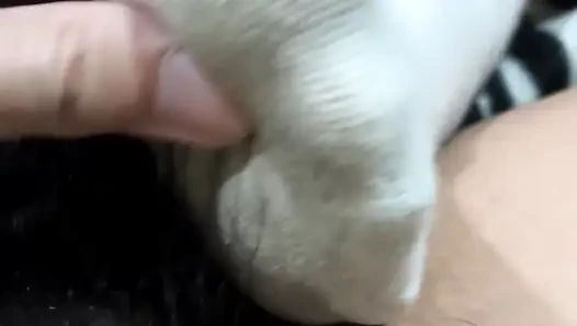 Acoletteyyy'nin ayakkabı ve çoraplardan taze çıplak ayakları onu sert boşalttı sonra gıdıklıyor ve orgazm sonrası yarak kafasını okşuyor
