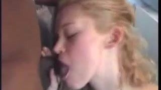 Mooie blondine wordt anaal genomen door een zwarte man