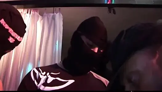 Cewek semok rambut cokelat di-gangbang sama banyak pria di klub malam