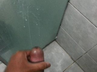 Explosion de sperme chaud dans la salle de bain!