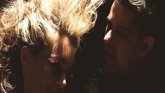 Çok özel ajanlar sahne 1: iç çamaşırlı üç azgın ajan sorgulama odasında seks yapıyor