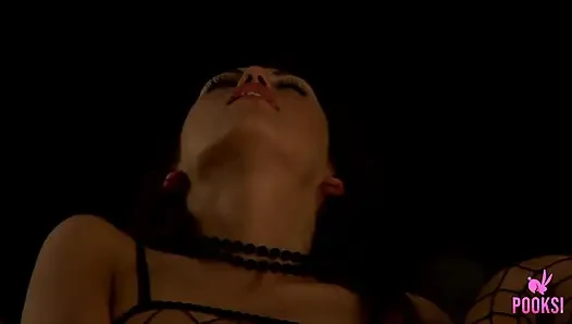 Parmak sikici Genesis boşalana kadar ıslak amını dolduruyor!