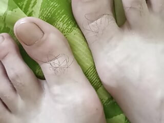 Dedos peludos Uñas de los pies naturales, suelas hermosas.