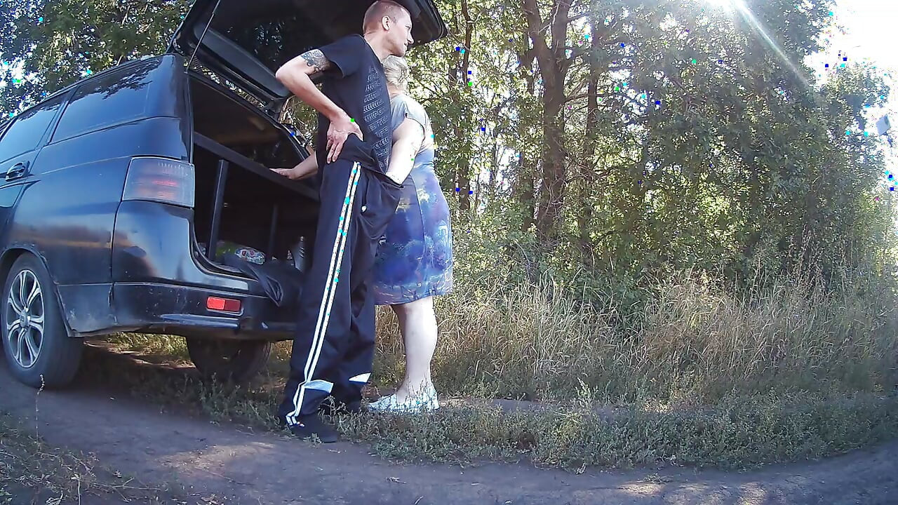 u parku jebem punicu u njenu pičku na pasji način, zatim u usta i svršavam dva puta u minuti