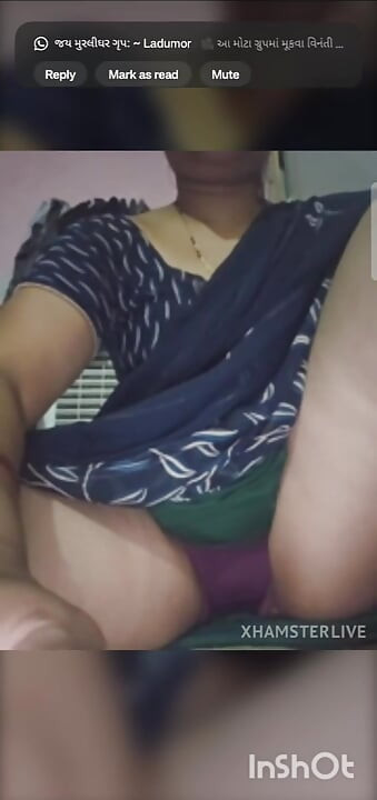 Desi bhabhi ne kursi pe beth ke apni chooth ke maje liye