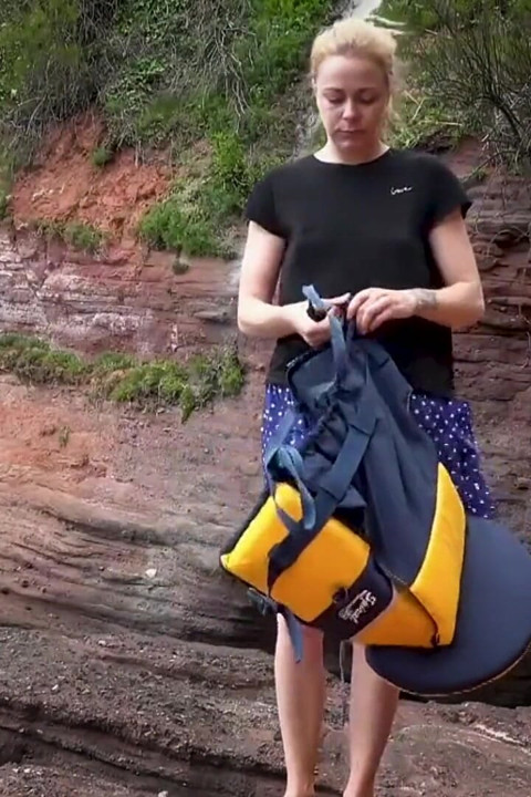 İçine boşalmak için en seksi can yeleğini seçiyor