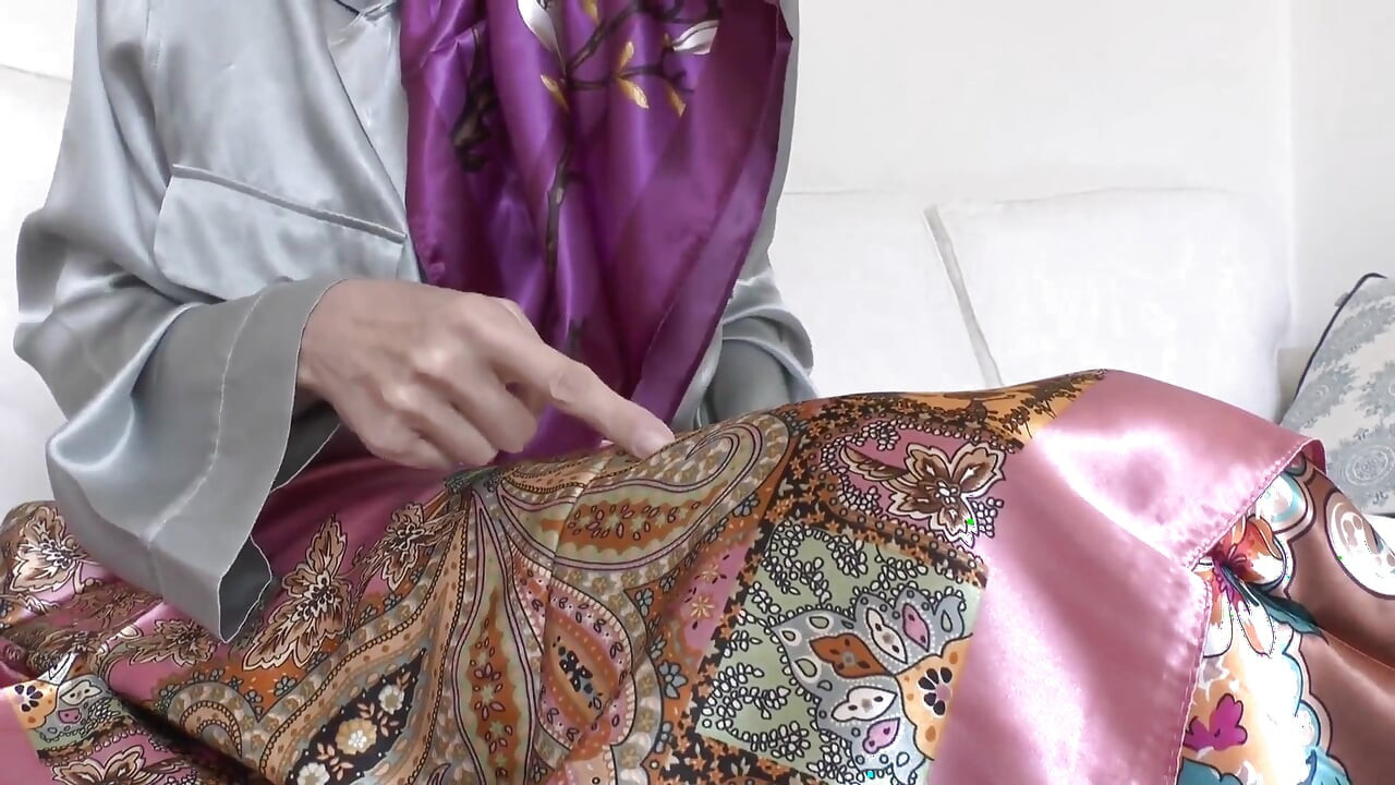 Steptantes nye satengskjerf tenner deg! Lady Victoria Valente