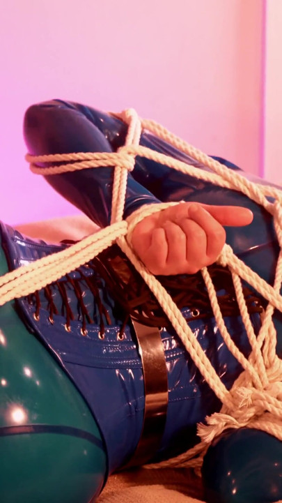 Evadare cu robie în latex, mamă sexy supusă în cauciuc cu căluș