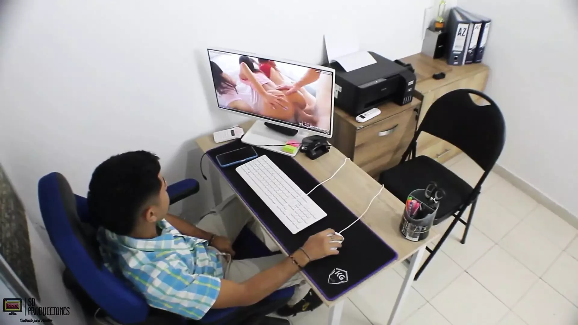 Patron çalışanını ofisinde sikiyor ve diğer çalışanı tarafından keşfediliyor - İspanyolca porno