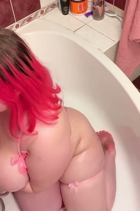 Sød ungarsk BBW's sjuskede blowjob på hendes realistiske dildo