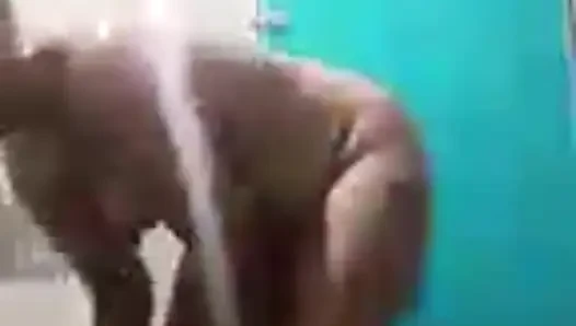 Güzel bir çıplak duş almak beni çok heyecanlandırıyor