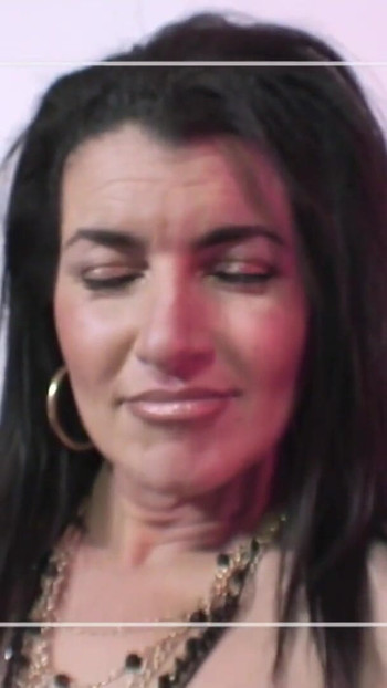 Unvergesslicher moment von "Heiße brünette MILF kann mit drei steifen werkzeugen in ihren ficklöchern umgehen"