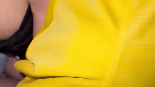 Genç adam penis emiyor ve zevkle çığlık atan sevgilisine biniyor