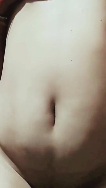 Zadivljujući trenutak iz "Jebao me prijatelj mog brata uz seksi hindi priču. Desi seks s pričom"
