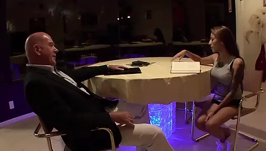 Татуированная сексуальная девушка обожает большой старый хуй в киске во рту