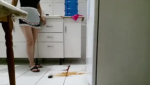 Leckerer chef und hausmädchen in der küche