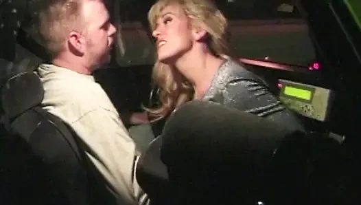 Wilde Taxifahrt mit geiler Blondine