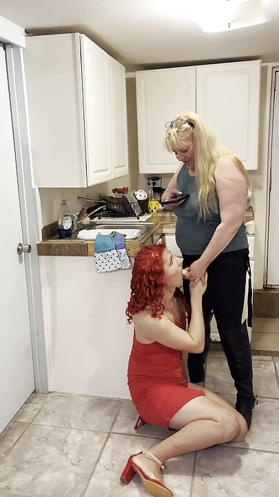 Crossdresser bailey wilde dientot gaya pegging sama wanita