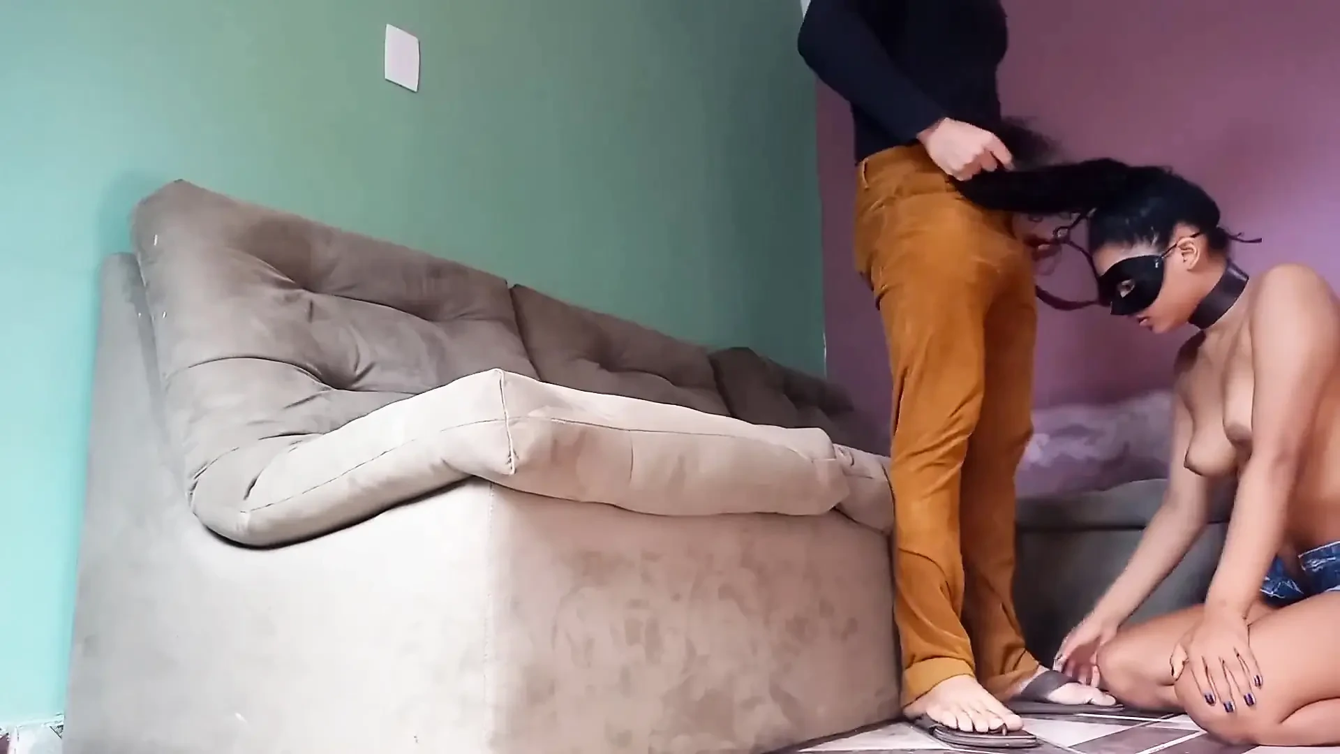 Uległa pasierbica w głębokim gardle i wąchanie spermy (28.03.21) Część 1