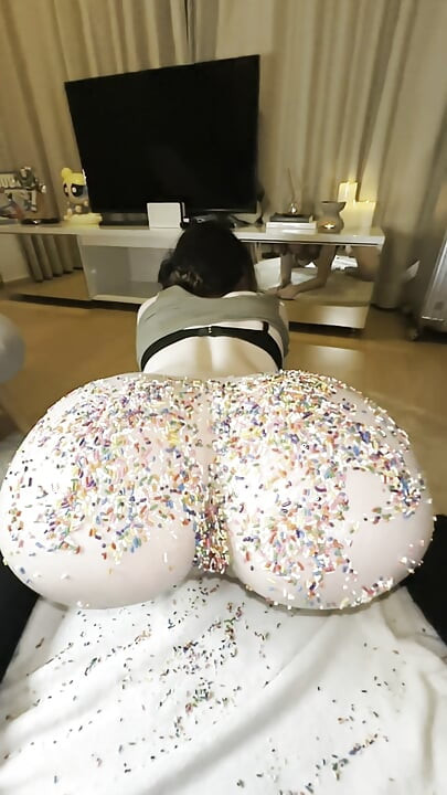 I prepared a cake with my own ass! Are you a fan of sweet ass white girl?
