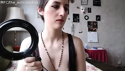 Cewek seksi ini lagi ngusap korset seksi dan pahanya