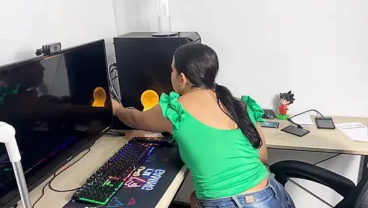 Один дома с сводным братом, мне нужна сперма