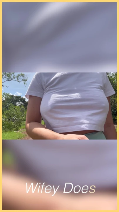只是一个快乐的一天，露出我的乳房。