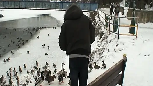 Красивая молодая блондинка трахает своего дедушку в снегу