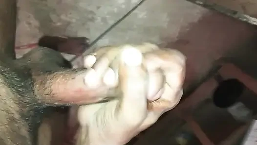 Indischer junge spielt handjob indoor