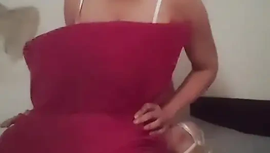 Bhabhi sendirian di rumah menunggangi bantal telanjang penuh