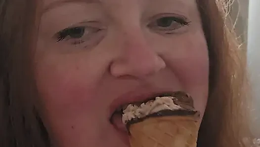 Eis zu essen, kann sehr sexy sein