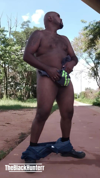 Wracając z pracy zatrzymałem się siusiu i skończyłem zdejmować wszystkie ubrania na ulicy | Klip 2