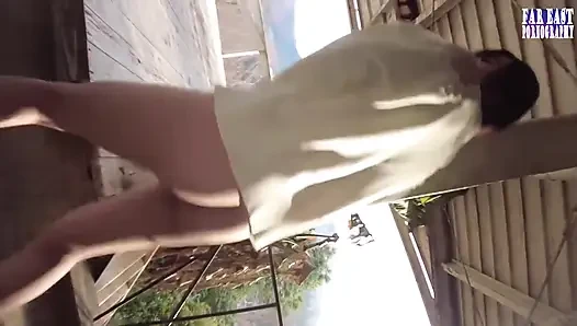 Wet-Mark блуждает, как она оставляет мерцающий шаловливый след там, где она обнажает себя 2/3