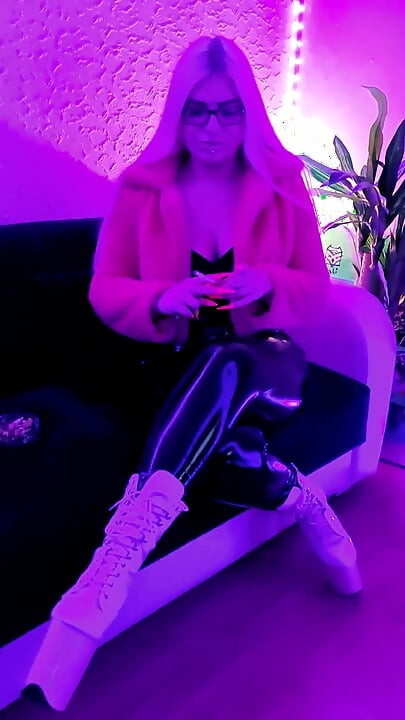 穿着毛皮和乳胶服的吸烟娃娃