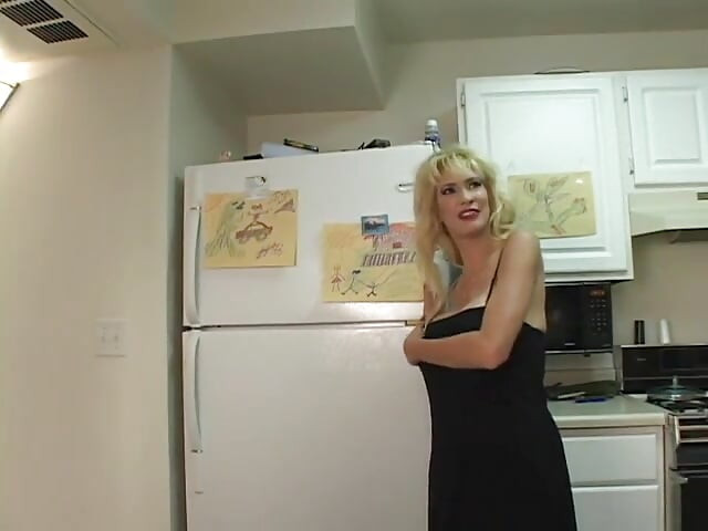 Heiße blonde MILF gibt schlampig nassen kopf